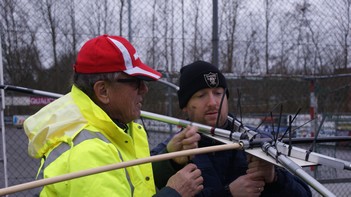 Jeroen en Leo bestuderen de moxon. Deze is voor 20m. 